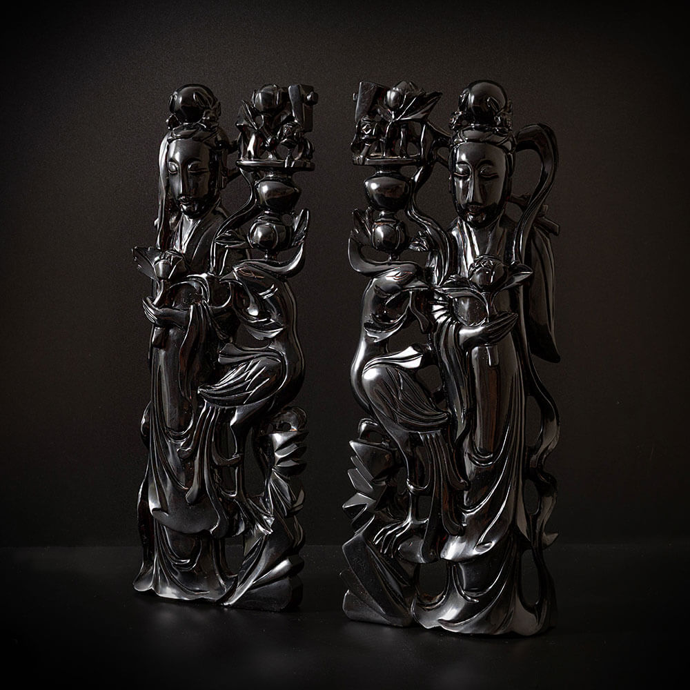 Pair of woman figures - The Cherry Amber Collection